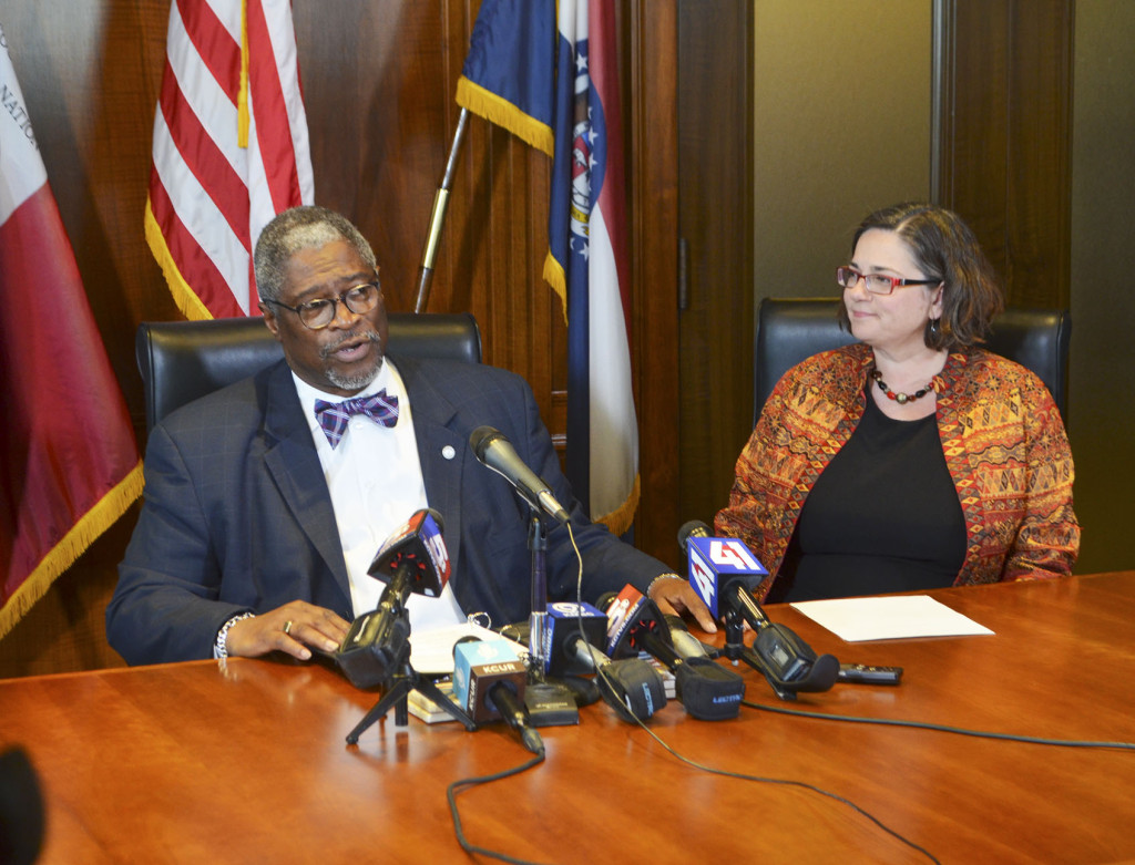 Kansas City, Missouri Mayor Sly James and Airport Committee Chair Jolie Justus held a press conference on Tuesday, May 3 at 3:00 p.m. to announce the indefinite delay of a vote for a new single terminal airport. 